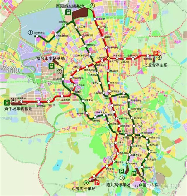 按照《乌鲁木齐市城市轨道交通线网规划(修编)》,至2020年,乌鲁木齐中心城区轨道交通线路有8条,远景规划线网由10条线构成,除了8条中心城区轨道交通线路外,还包括1条市域线和1条城际线。目前已有4条地铁线路在建。