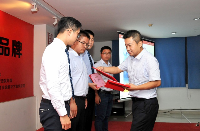 奋力拼搏易事特的明天一定会更加美好