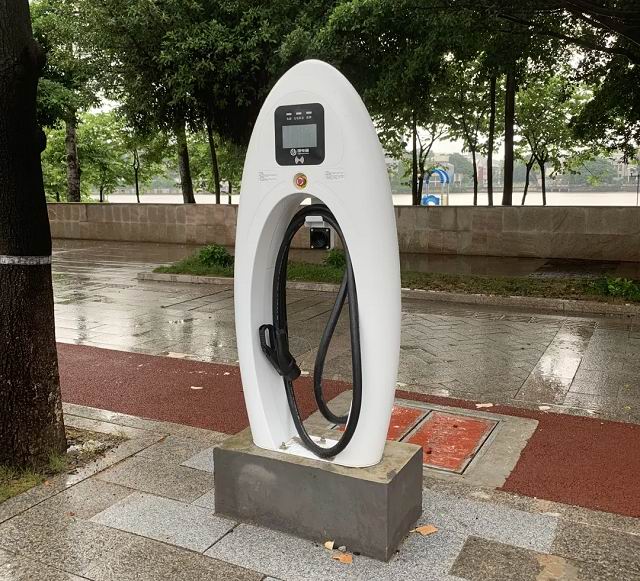 易事特新款充电桩惊艳亮相大广州新科技范儿十足