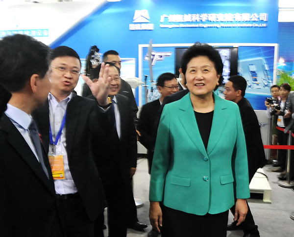 国务院副总理刘延东莅临易事特高交会展位视察指导 - 易事特集团股份有限公司