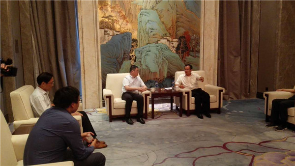 阜阳市委书记于勇勉励易事特积极参与智慧城市,光伏扶贫